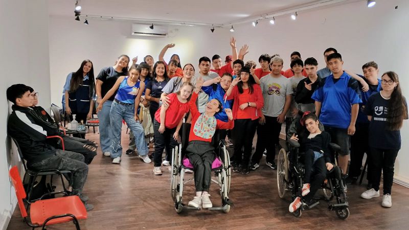 La escuela IRIS presentó dos funciones a sala llena de "Romeo y Julieta en el barrio"